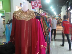  Cantiknya berbusana kaftan a la Cleopatra di hari raya