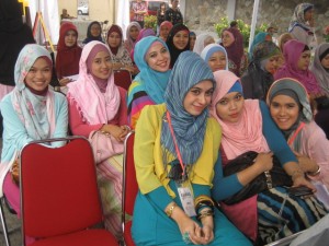  Yuk, Berjilbab Trendi Khas Hijabers Community Bandung