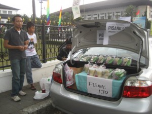  Mobil mewah pun ikut jualan tajil depan Gedung Sate