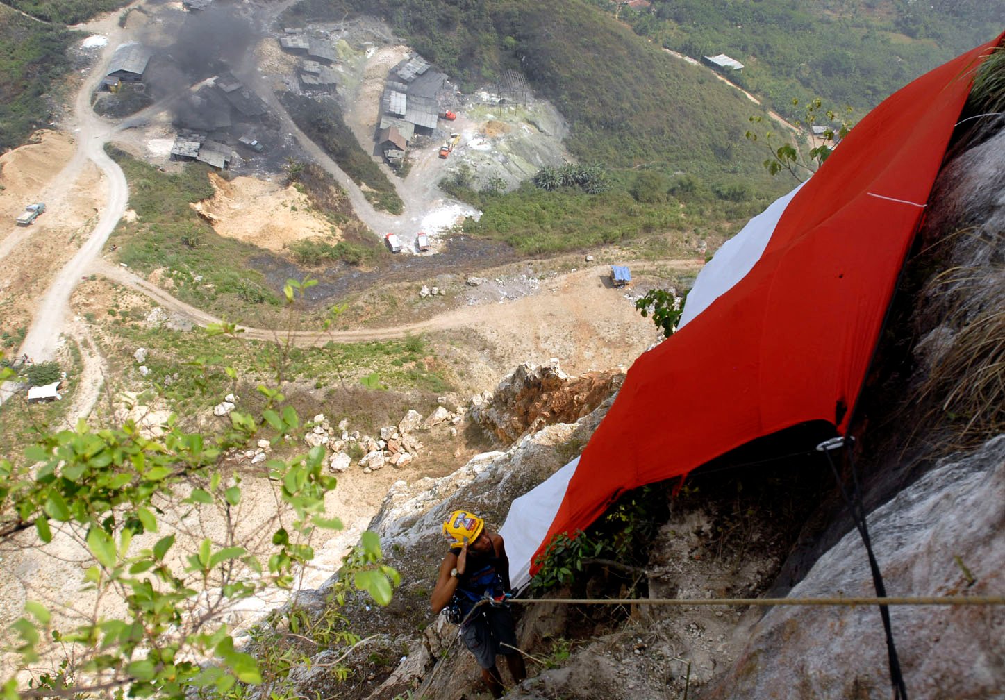  FOTO: Sang merah putih berkibar di karst Citatah