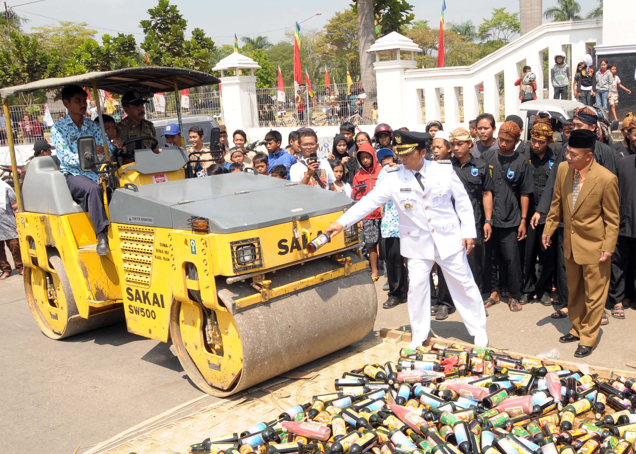  Foto: Pemusnahan 2.021 botol minuman keras