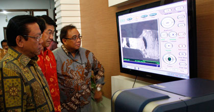  Menkokesra salurkan hibah mikroskop Hitachi ke Unpad