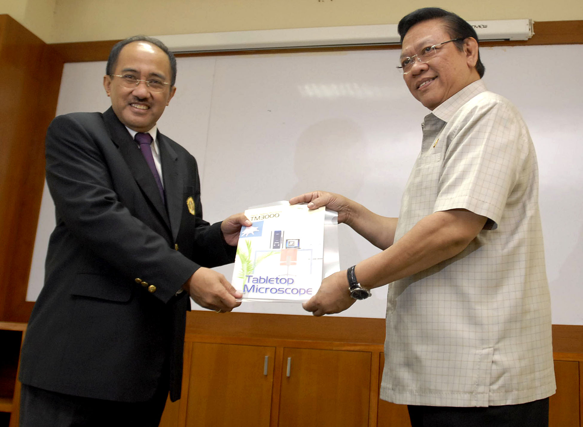  FOTO: Menkokesra serahkan bantuan peralatan pendidikan kepada Unpad