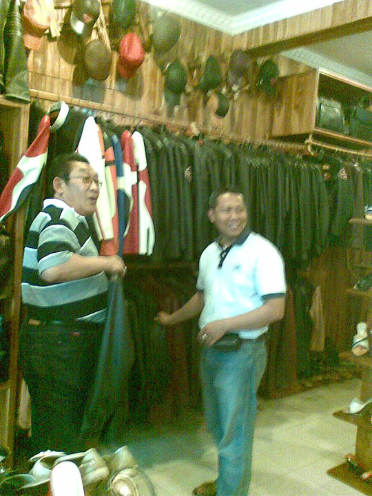  Tampil bak aktor Hollywood dengan jaket kulit Garut