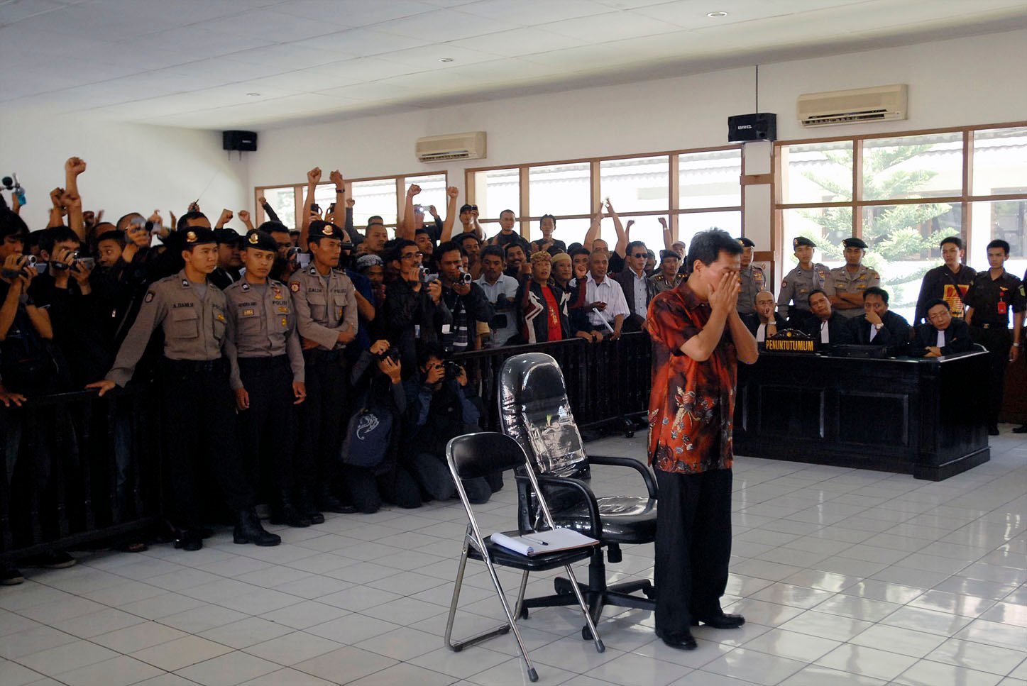  FOTO: Ekspresi Bupati Subang nonaktif Eep saat divonis bebas