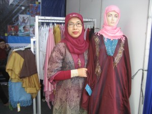  Wah cantiknya! Berlebaran dengan busana muslim motif abstrak