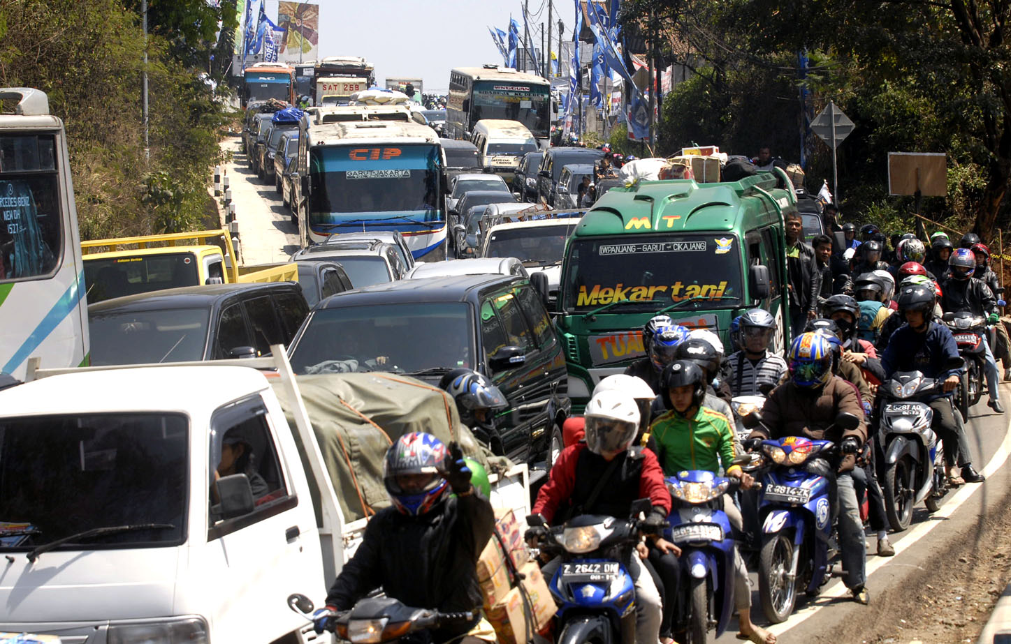  FOTO: Ribuan kendaraan pemudik penuhi Nagreg