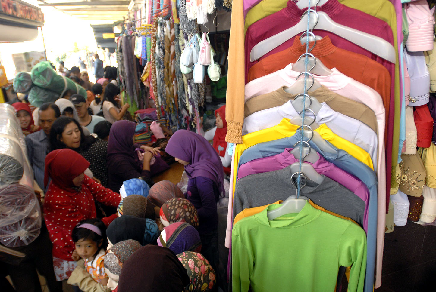  FOTO: Hari terakhir keramaian belanja Lebaran di Pasar Baru Bandung