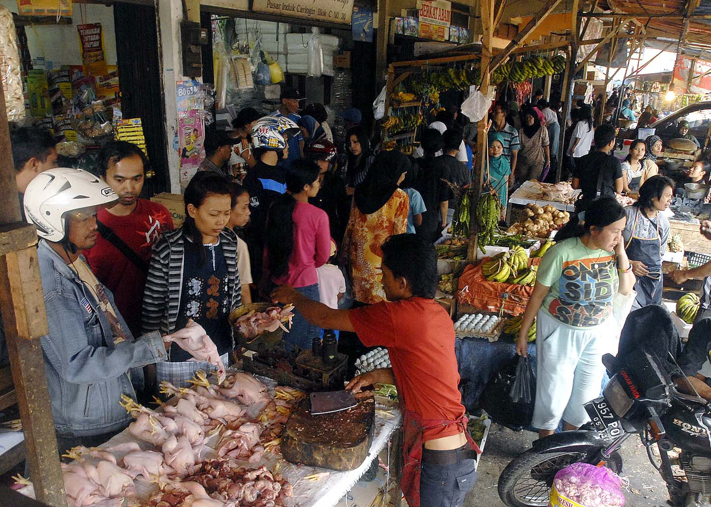  FOTO: Transaksi di Pasar Caringin meningkat