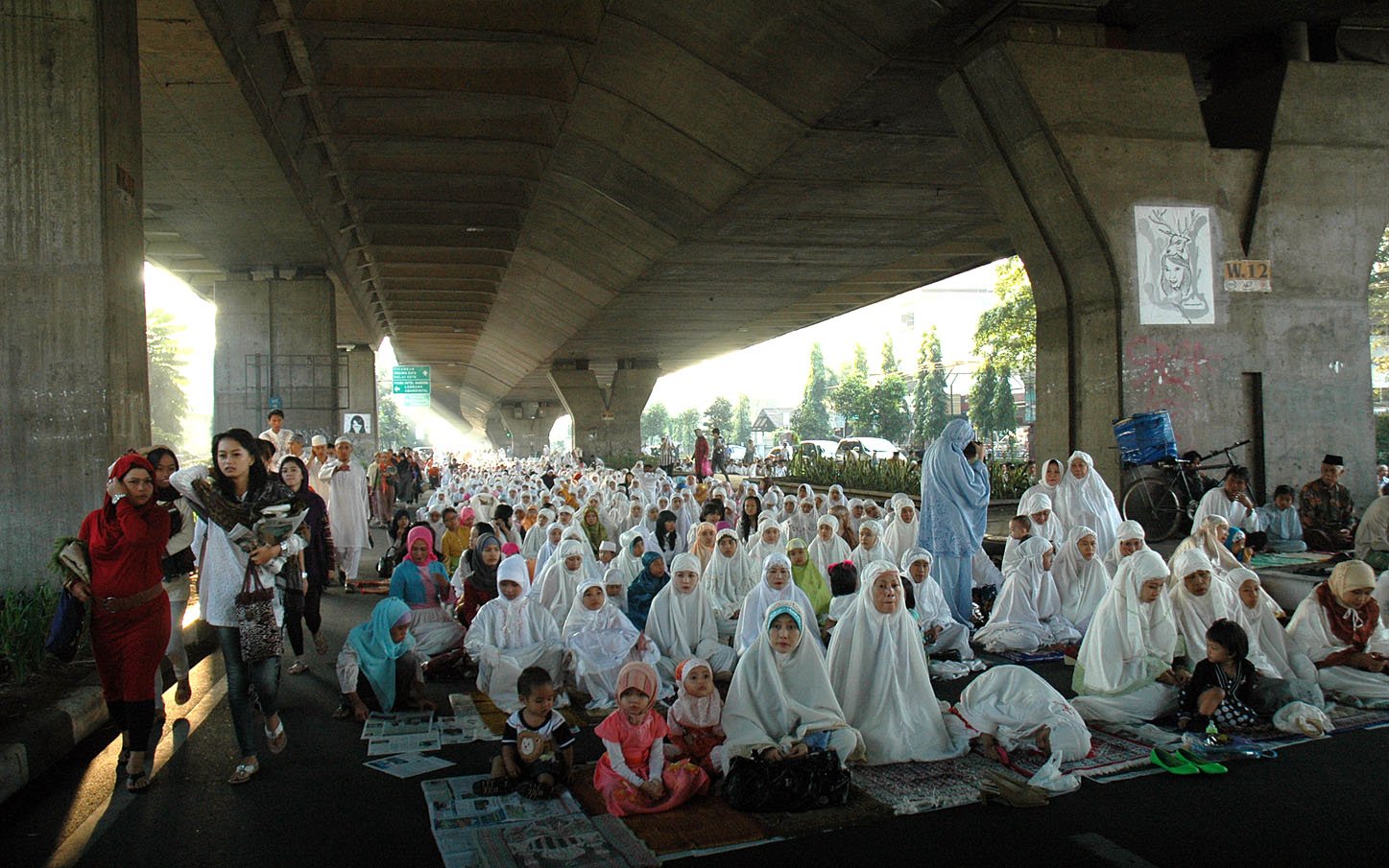  FOTO: Shalat Idul Fitri teduh di bawah jembatan Pasoepati