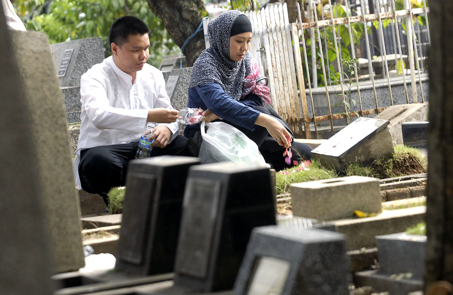  FOTO: Tak hanya berziarah, tapi juga bayar denda makam