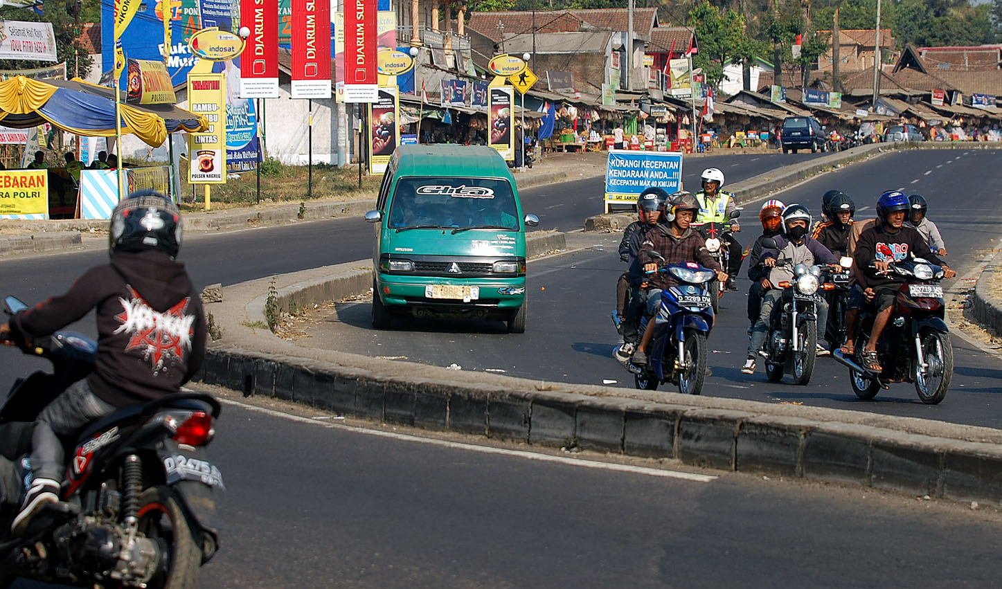  FOTO: Pedagang demo, Nagreg dibuka dua jalur