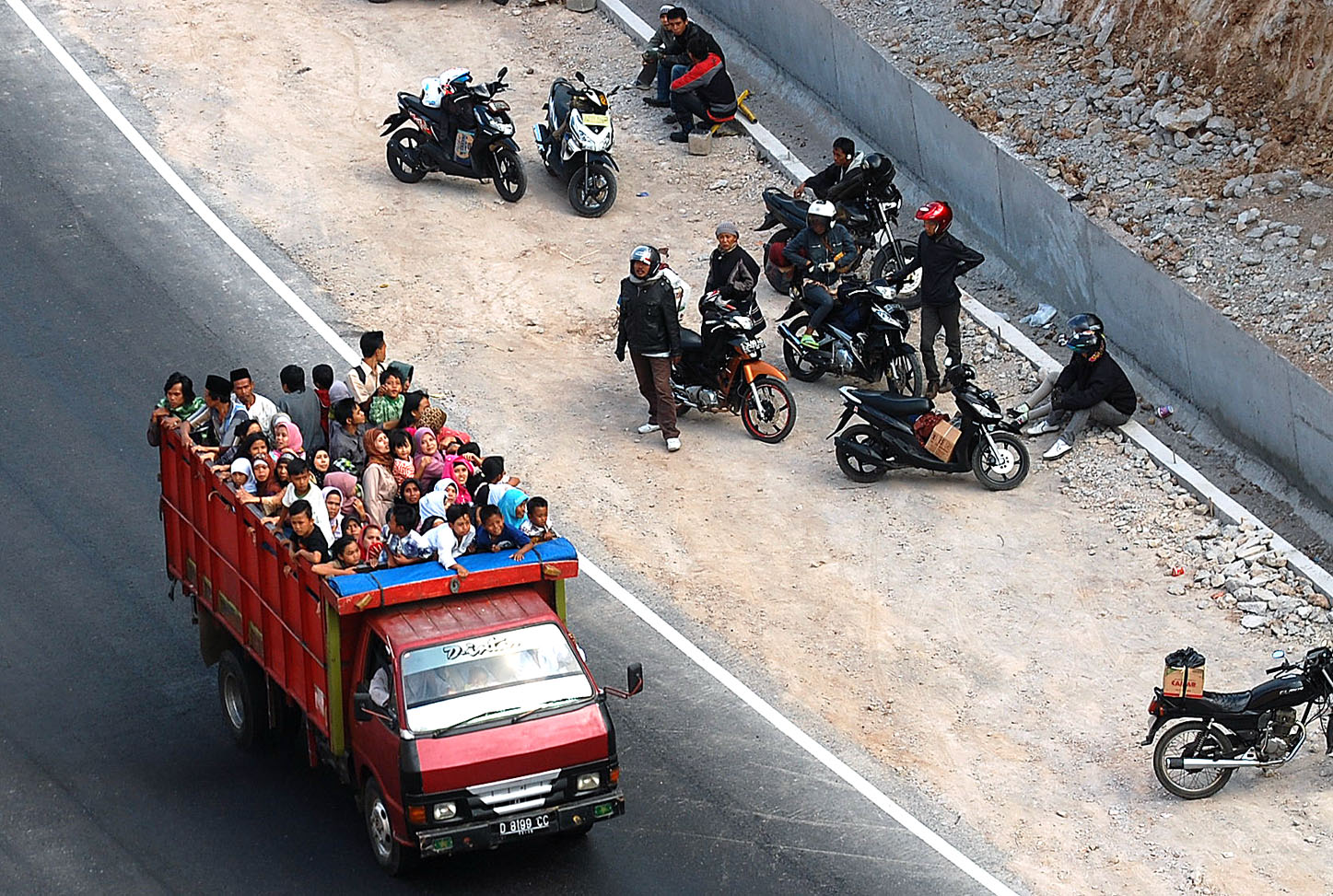  FOTO: Mudik dengan kendaraan bak terbuka masih banyak