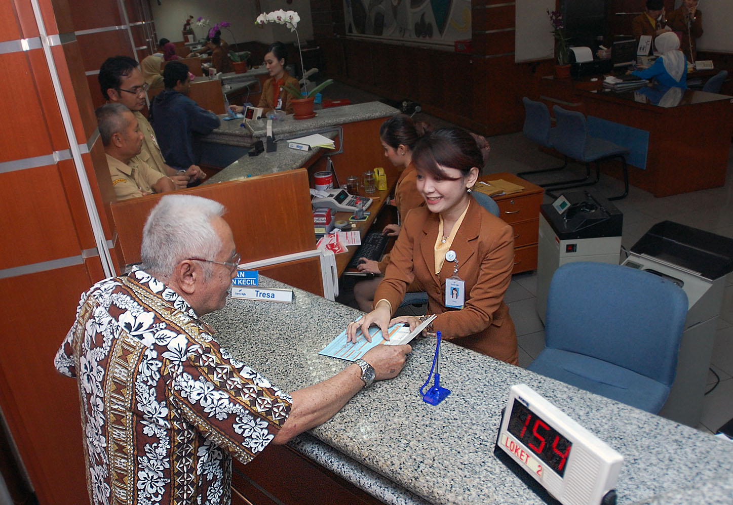  FOTO: Aktivitas perbankan ramai usai libur Lebaran