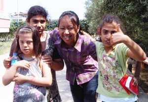 Ke luar negeri jangan cuma shopping, ayo jadi volunteer!