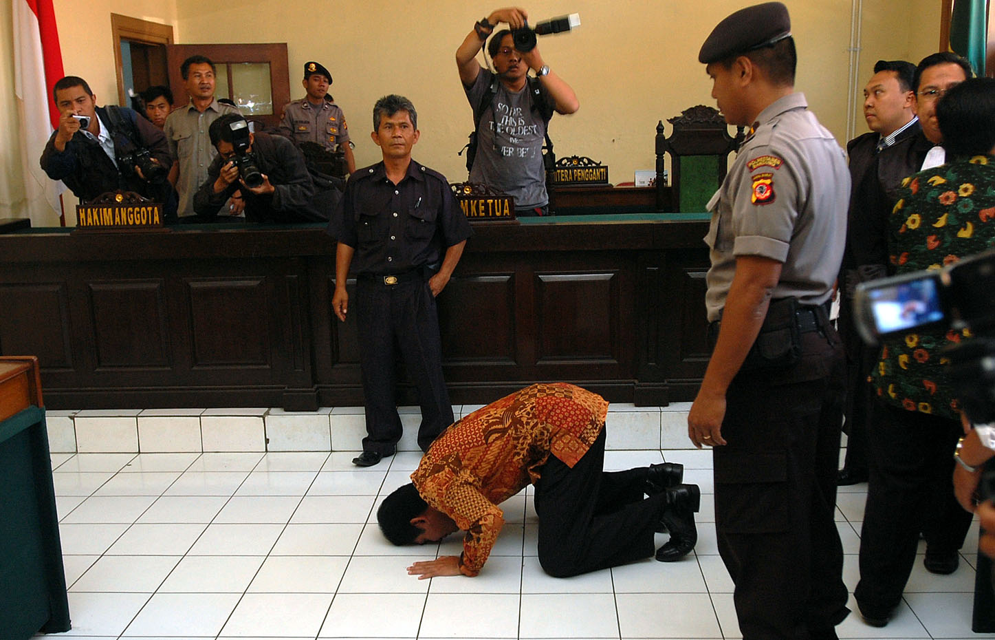  FOTO:  Wakil Wali Kota Bogor sujud syukur setelah vonis bebas