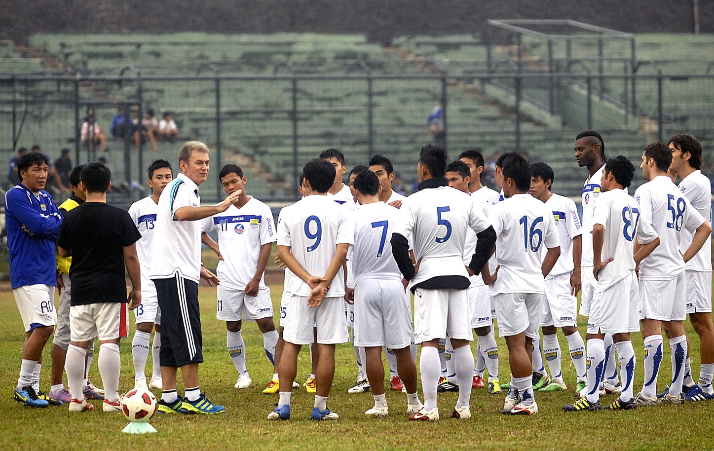  FOTO: Drago Mamic pimpin langsung latihan perdana Persib