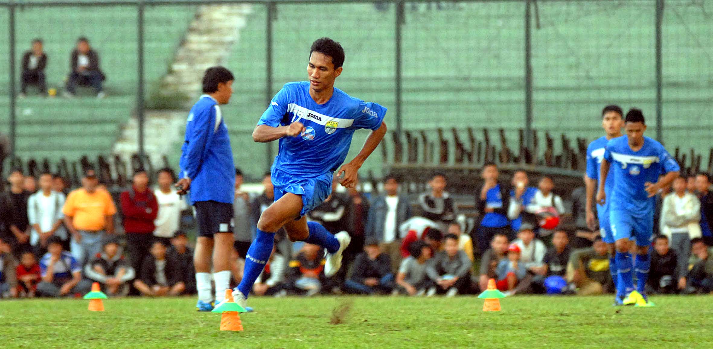  FOTO: Zulkifli Syukur resmi perkuat skuad Persib