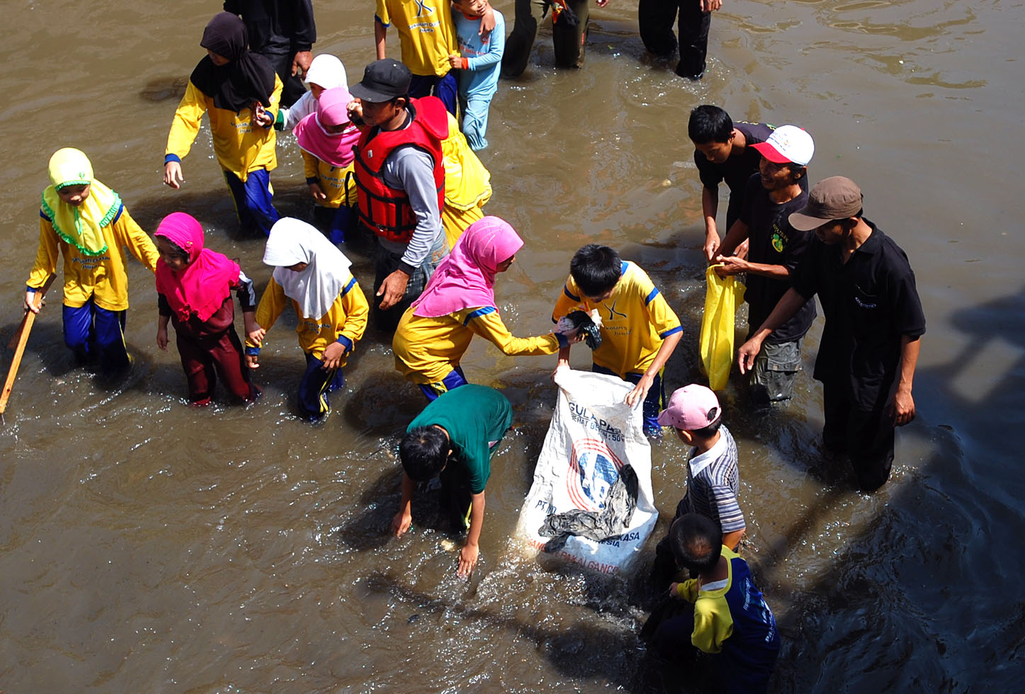  FOTO: Siswa SD Bandung bersihkan sungai Cikapundung