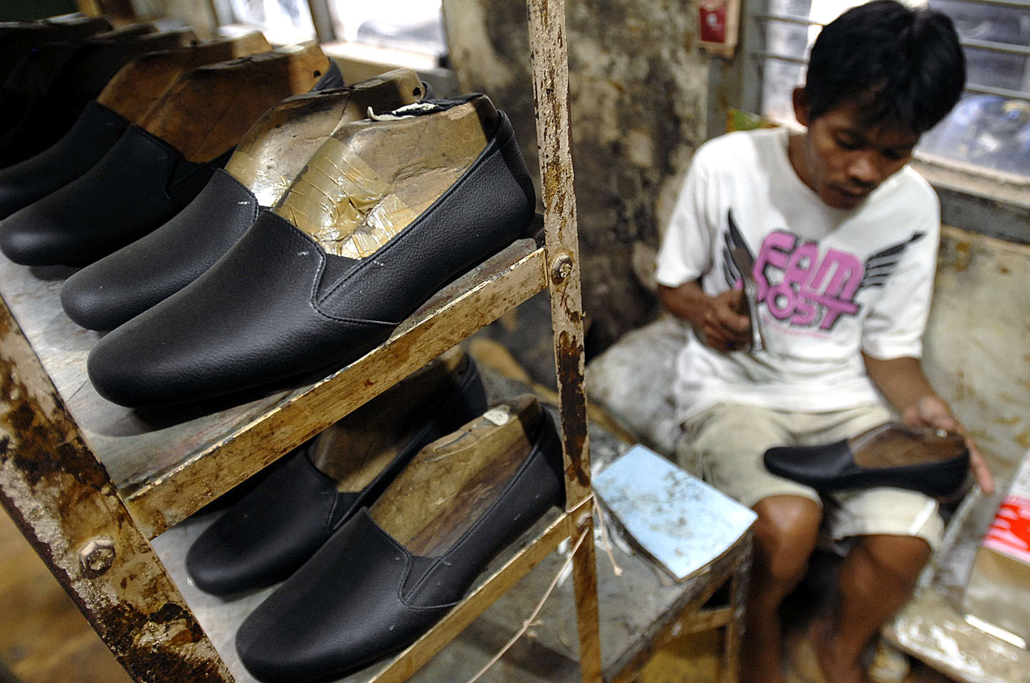  FOTO: Perajin sepatu Cibaduyut dapat bantuan modal