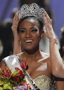  Miss Universe batal makan malam di HUT Bhayangkari