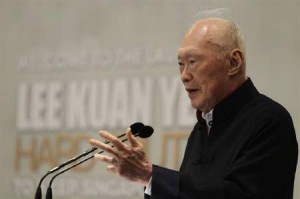  Lee Kuan Yew lengser dari partai