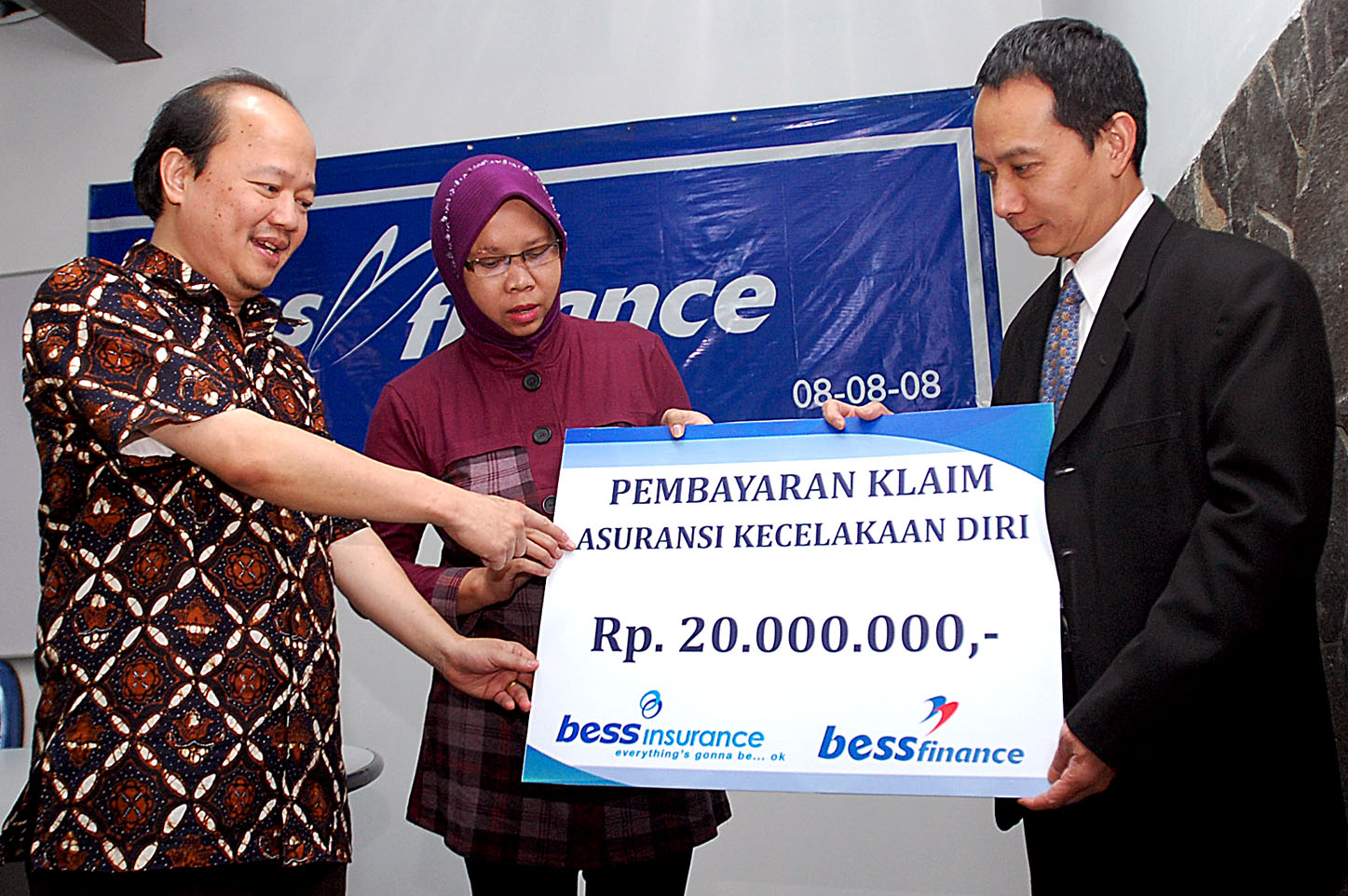  FOTO: Bess Finance bayar klaim asuransi