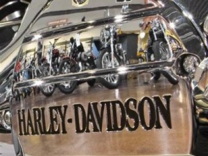  Bandung pecahkan rekor lautan wanita di atas Harley 
