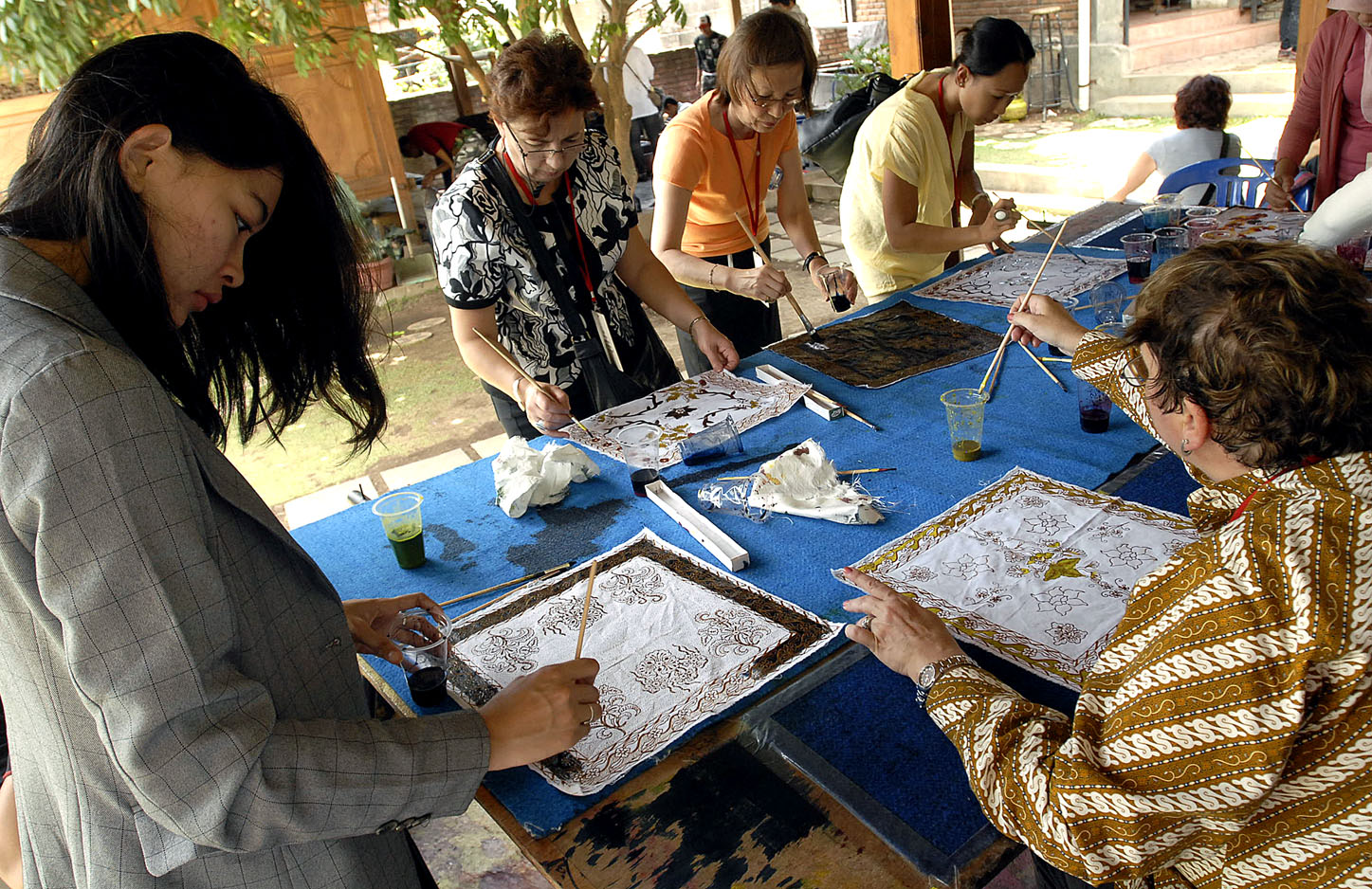  FOTO: Peserta ITCC 2011 belajar membatik di Bandung