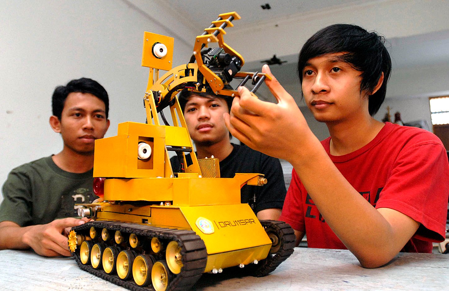  FOTO: Mahasiswa Unikom kenalkan robot pendeteksi