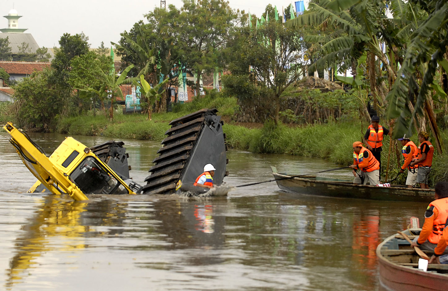  FOTO: Backhoe tenggelam saat keruk tanah sungai Citarum