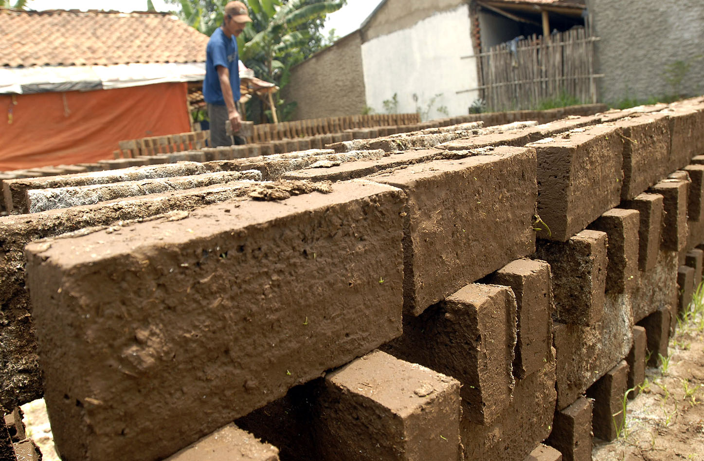  FOTO: Curah hujan tinggi produksi batu bata menurun