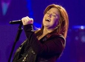  Kelly Clarkson akan konser di 40 kota mulai awal tahun depan 