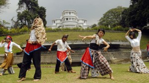  FOTO: Menari 12 Jam Tanpa Henti