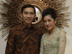  Ibas siraman, Cikeas bernuansa putih dan biru