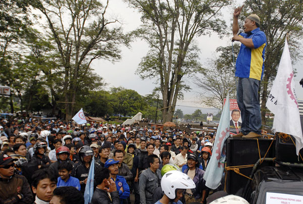  FOTO: Buruh Cimahi tuntut revisi upah minimum