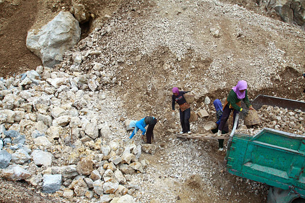  FOTO: Buruh upah wanita angkat batu kapur