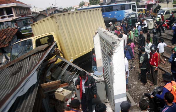  FOTO: Truk box tabrak pos penjaga perlintasan kereta api