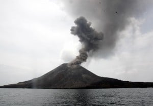  Gunung Anak Krakatau keluarkan asap