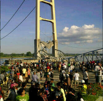  Foto: Jembatan Kutai Kartanegara runtuh, 150 tewas