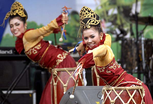  FOTO: Tarian tradisional meriahkan Petik Hadiah Bank BJB 2011 putaran kedua 