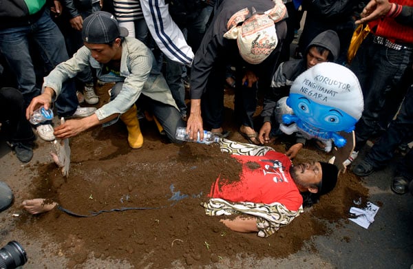  FOTO: Aksi kubur diri warnai peringatan Hari Anti Korupsi