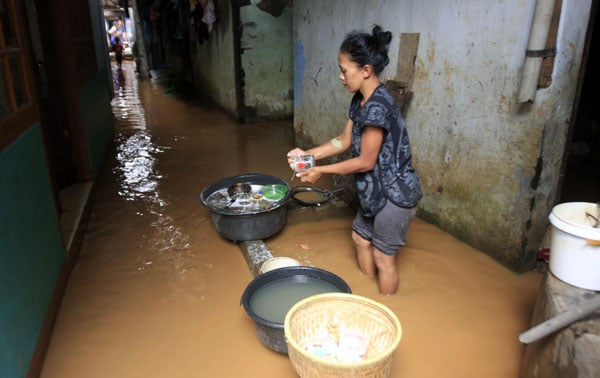  FOTO: Tanggul jebol rumah warga Cingised diterjang banjir