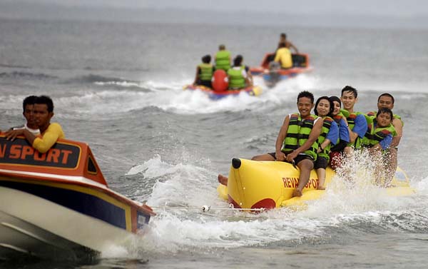  FOTO: Menikmati sensasi banana boat di Pantai Batu Karas