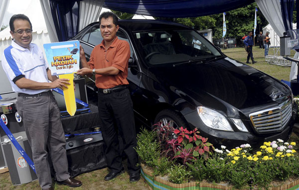  FOTO: Undian Petik Hadiah Bank BJB 2011 putaran keempat di Bandung