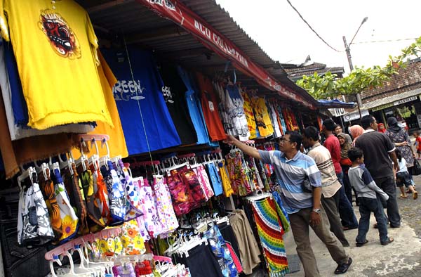  FOTO: Penjual Cenderamata Khas Pantai Batu Karas