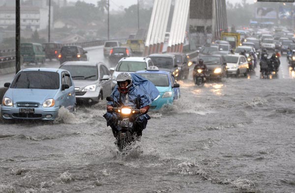  FOTO: Jembatan Pasupati diterjang banjir