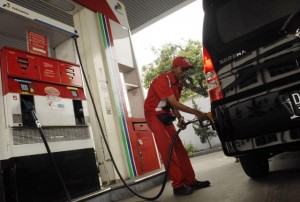  Mobil pribadi dilarang pakai premium subsidi April 2012