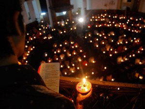  Seorang Muslim mengisi renungan dalam Misa Natal