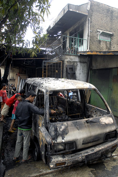  FOTO: Mobil dan rumah hangus dilalap si jago merah